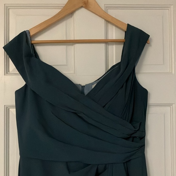 Stunning Floor-length Dress - Picture 3 of 7